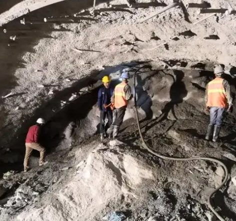 武陵拱顶带模注浆料的施工流程及注意事项